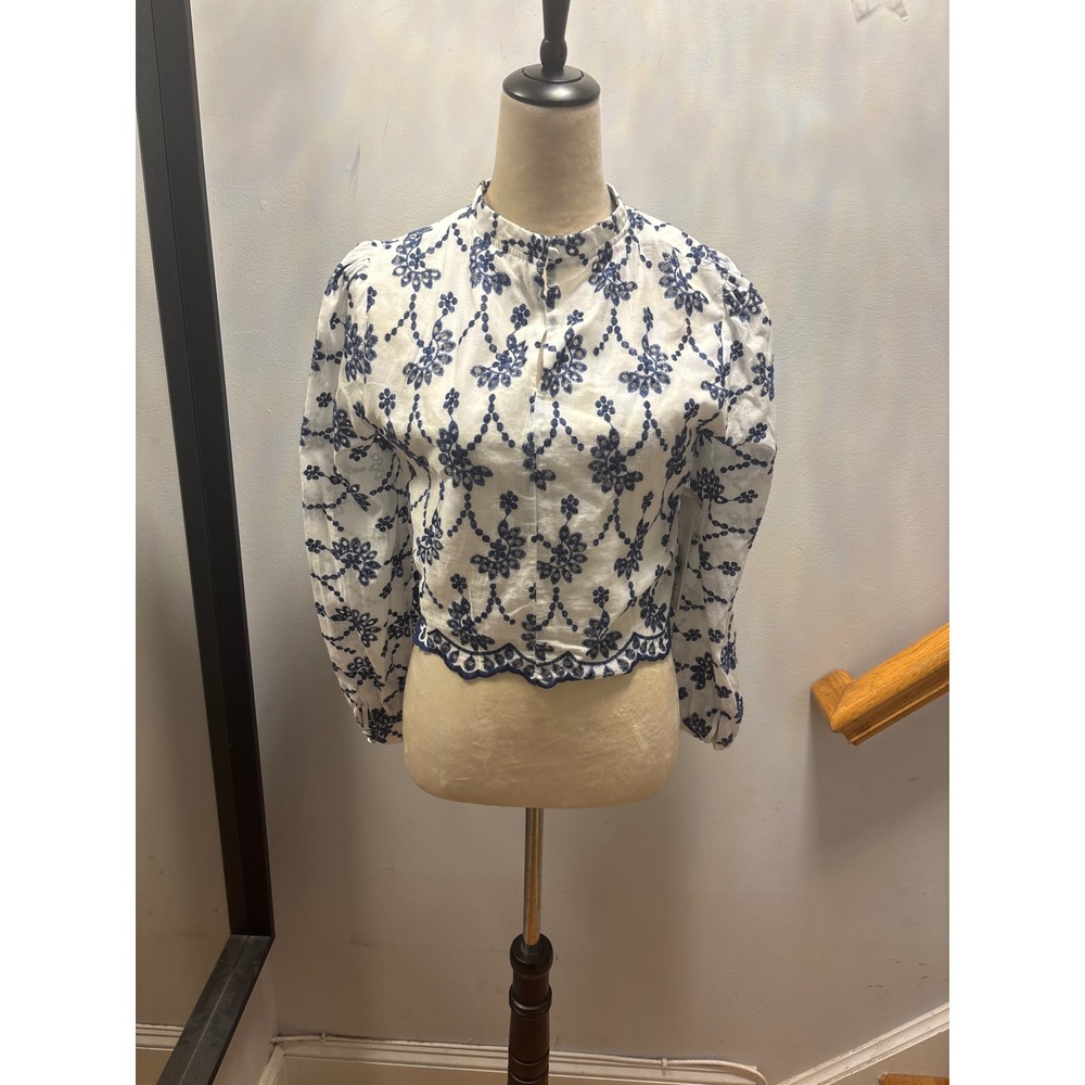 AQUA Eyelet Embroidered Blouse Womens Medium White Navy NEW Scalloped Crop Top